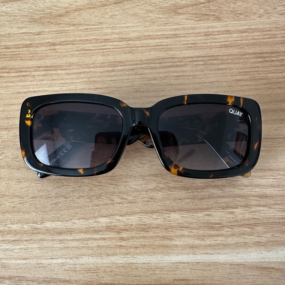 Quay Yada Yada Tortoise/Smoke Sunglasses - Picture 2 of 9